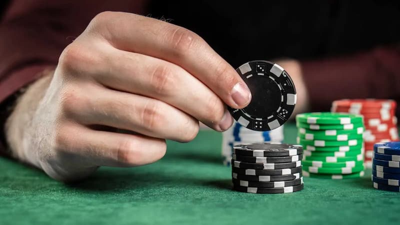 Thùng phá sảnh poker là gì? Cách dùng tay bài poker mạnh nhất 4 Khi có bài chờ, bạn cần chủ động tố để có được thùng phá sảnh poker