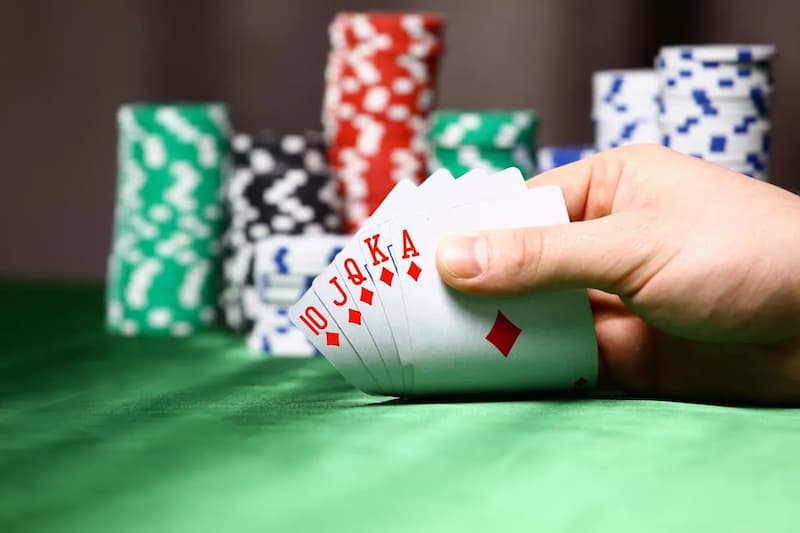 Thùng phá sảnh poker là gì? Cách dùng tay bài poker mạnh nhất 2 Người chơi mới cần hiểu rõ tay bài thùng phá sảnh poker là gì?